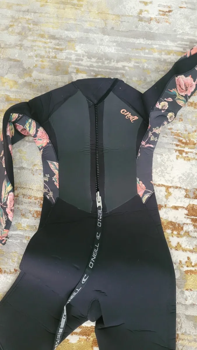 Girls wetsuit size 12 €20 (offers accepted) - Image 2