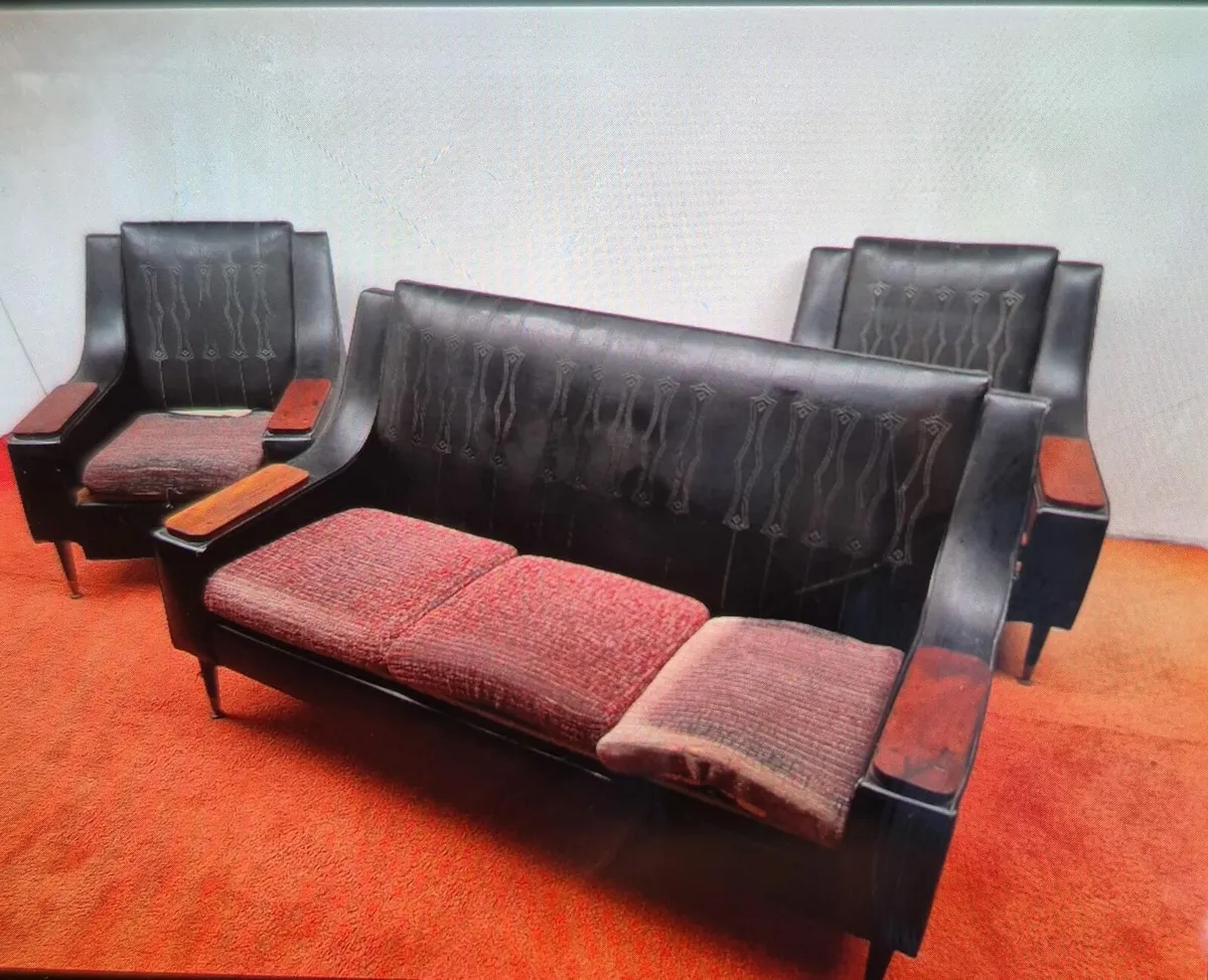 Retro pin work couch
