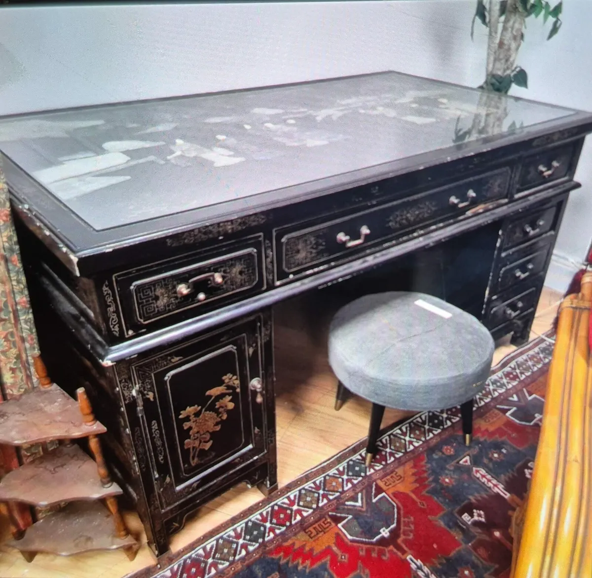 Black laqur desk inlaid with Jade