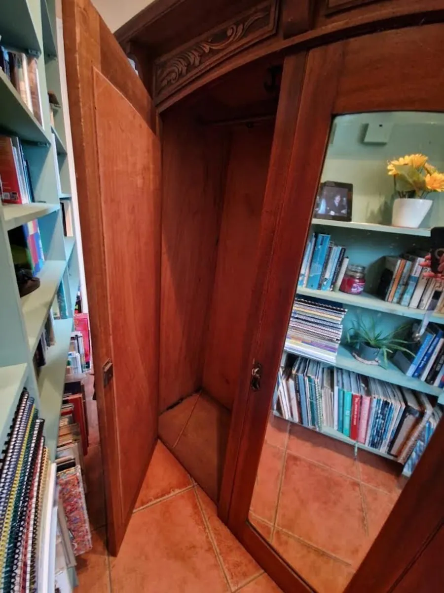 Wardrobe - Image 4