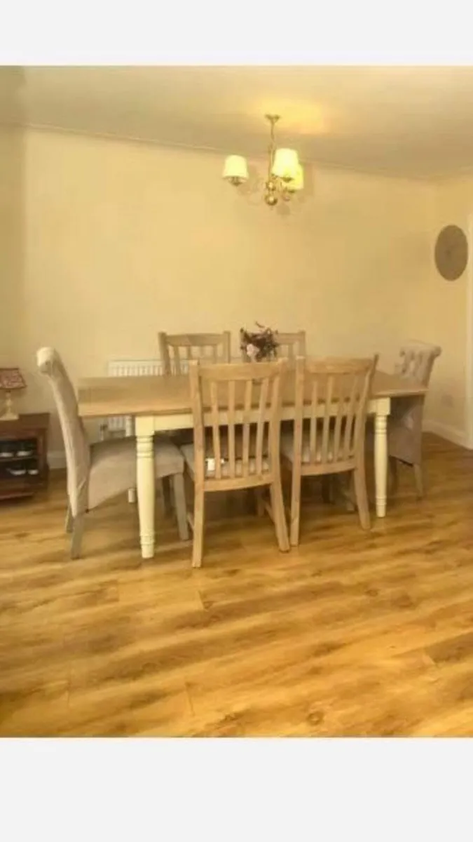 Table and chairs - Image 4