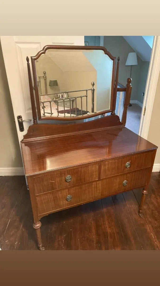 Dressing table - Image 1