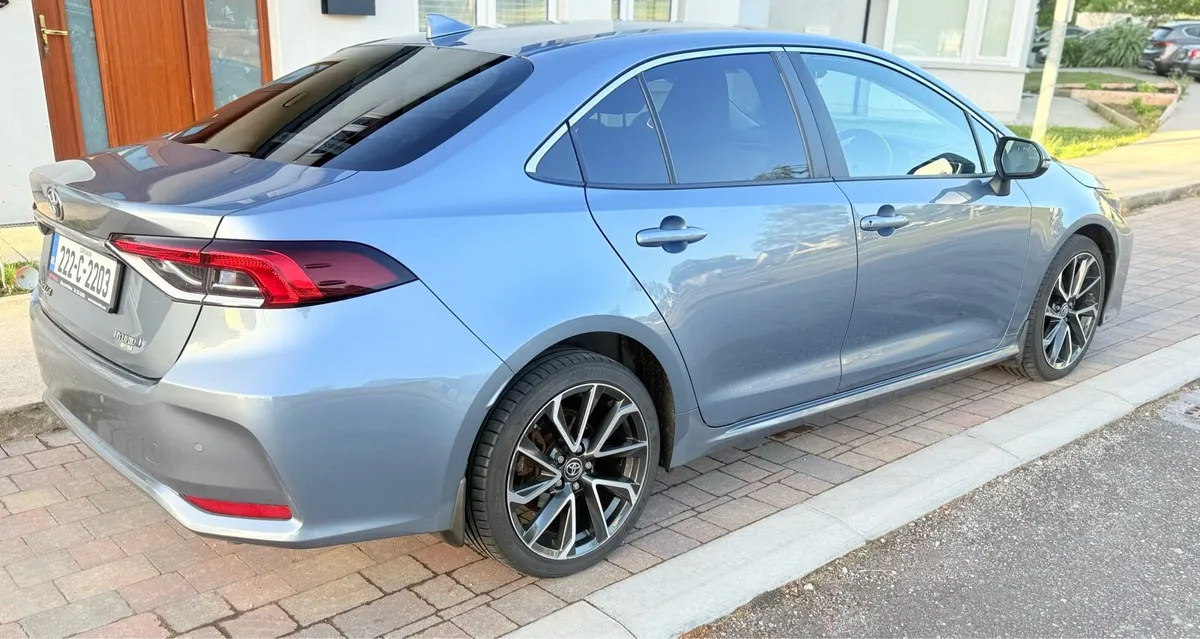 Toyota corolla Hybrid sedan - Image 2