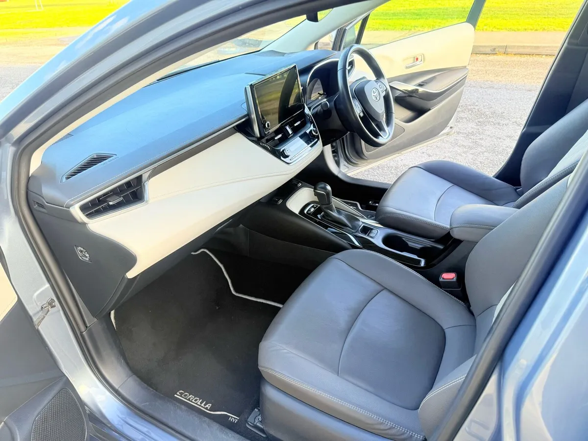 Toyota corolla Hybrid sedan - Image 3