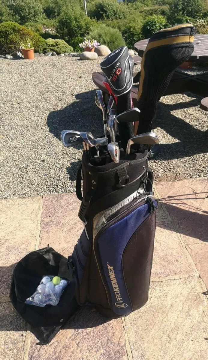 Gents Set, bag, 3 x woods, 8 x irons and a putter - Image 1