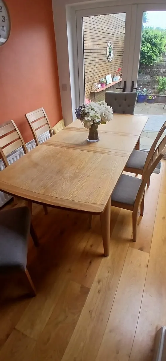 Extendable Dining Table and 6 chairs - Image 3