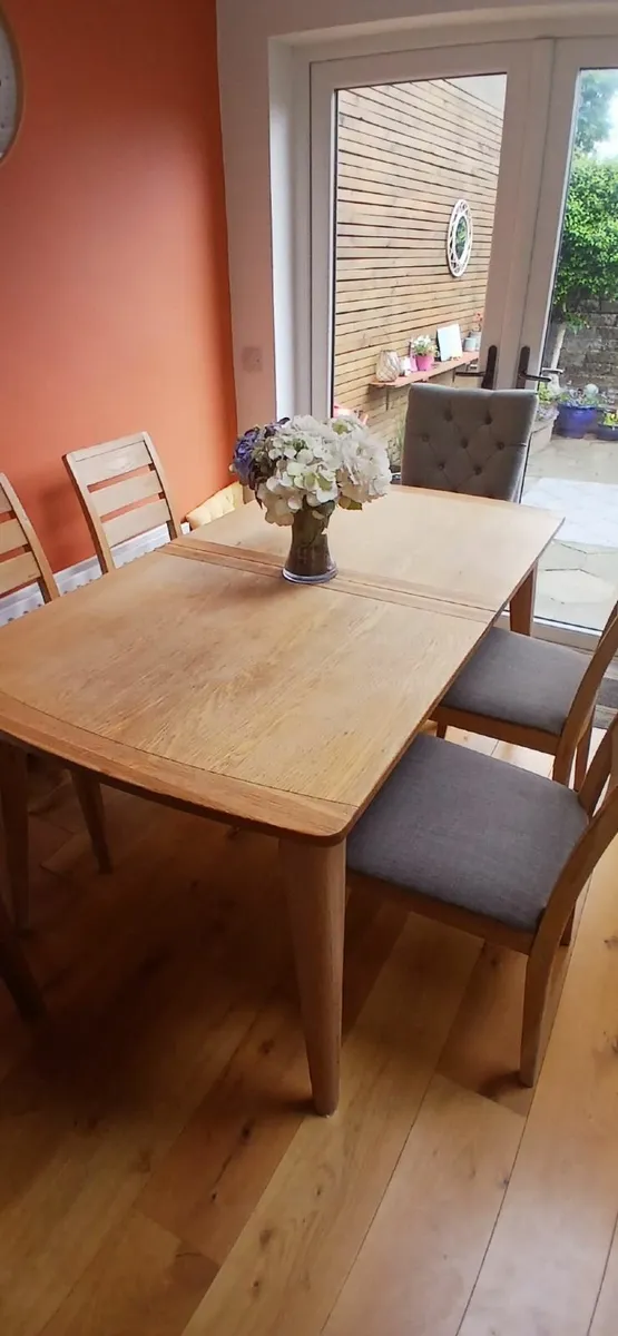 Extendable Dining Table and 6 chairs - Image 4