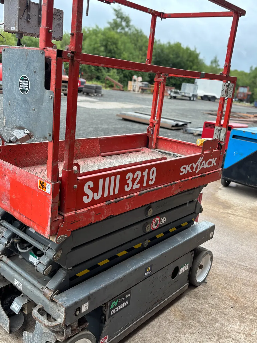 2019 Skyjack SJIII 3219 Scissor Lift - Image 3