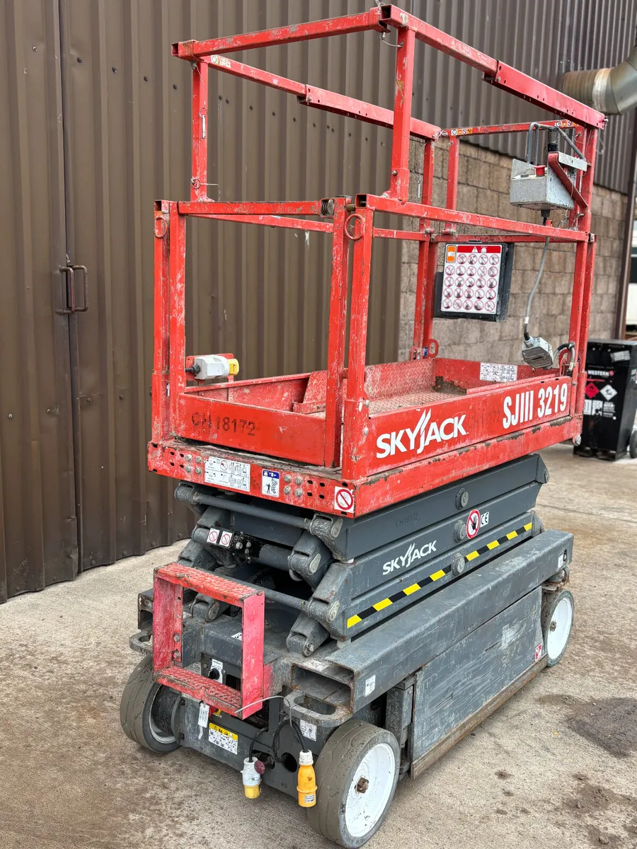 2019 Skyjack SJIII 3219 Scissor Lift - Image 2