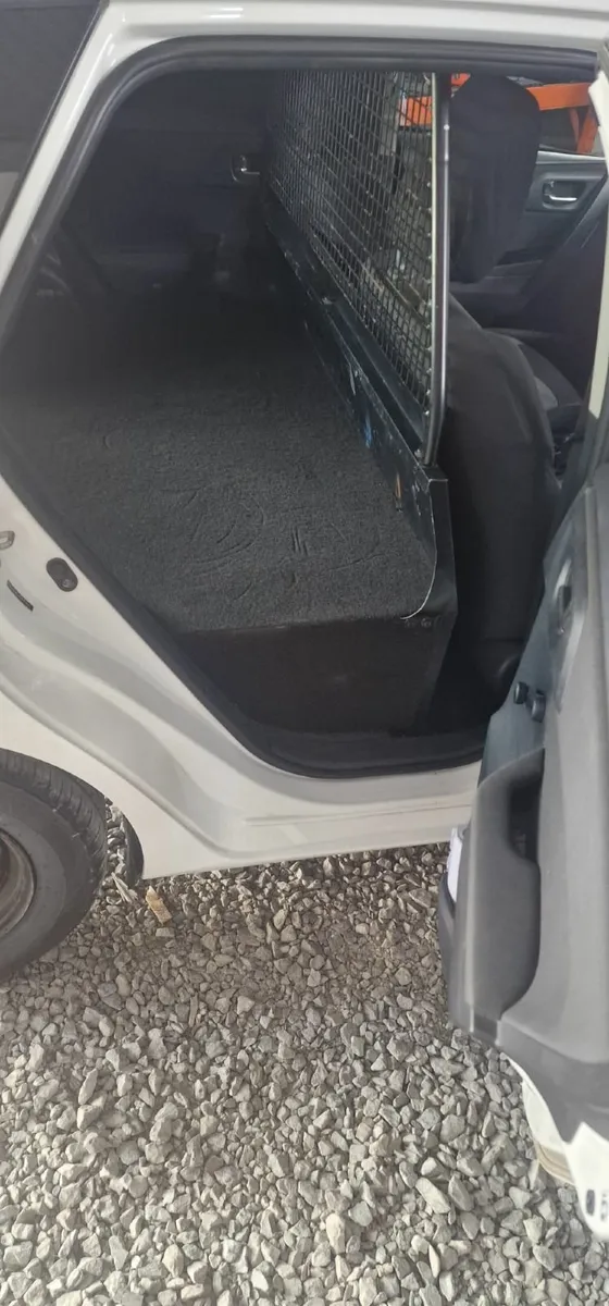Toyota Auris 2017 - Image 2