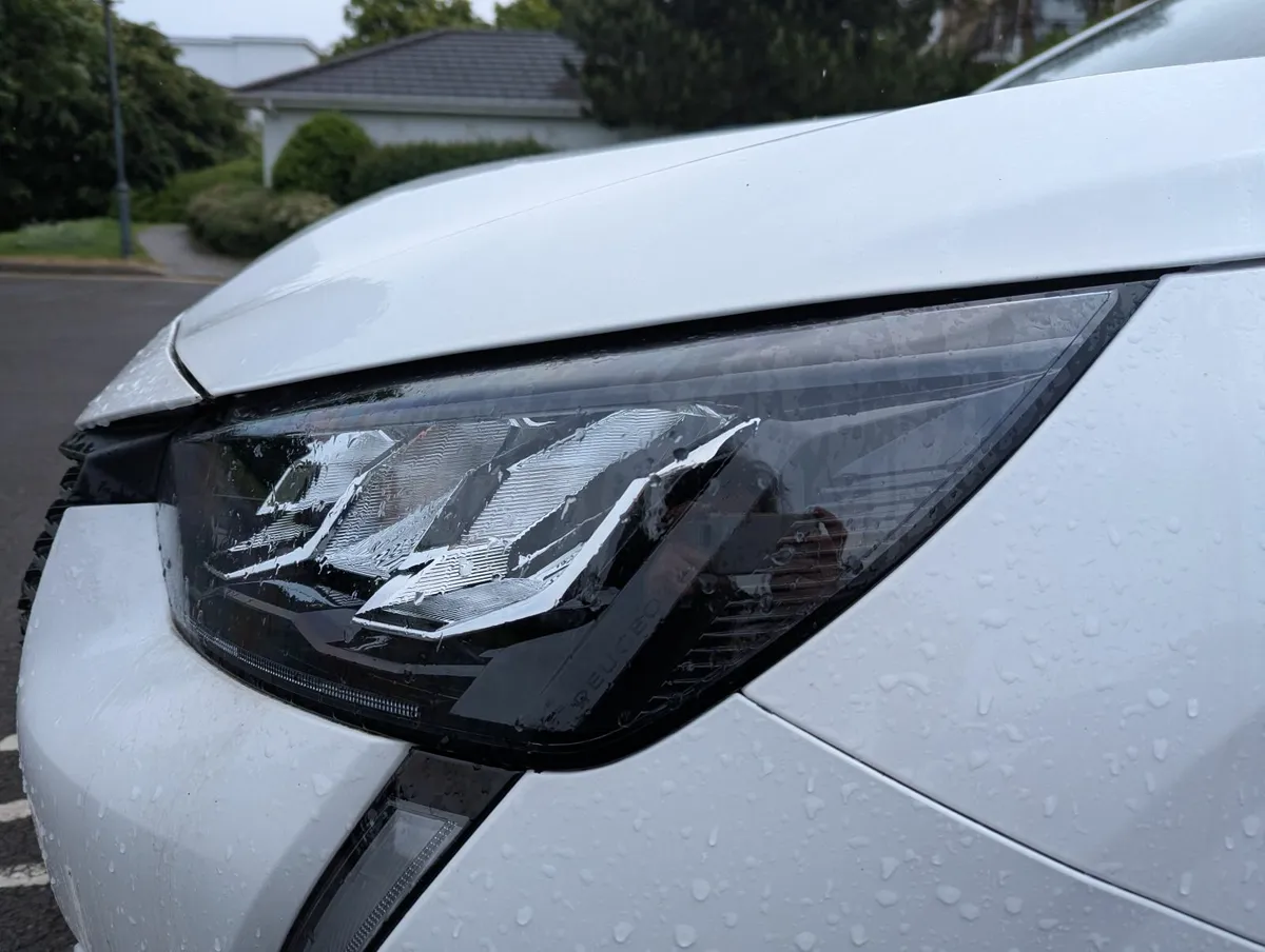 Peugeot 208 Front Headlights - Image 3