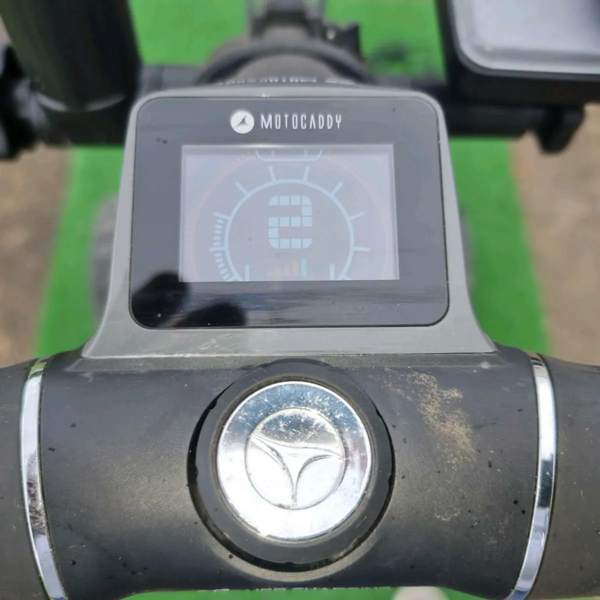 Motocaddy M7 remote control electric golf trolley - Image 3