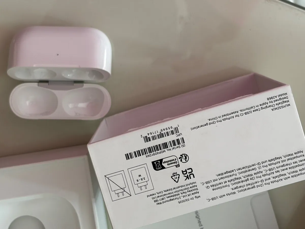 AirPods MagSafe charging case - Image 2