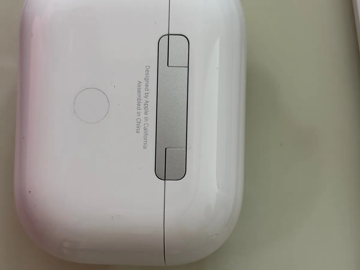 AirPods MagSafe charging case - Image 3
