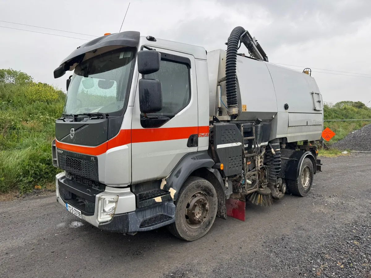 Volvo FL 250 with Johnston VT652 Sweeper - Image 3