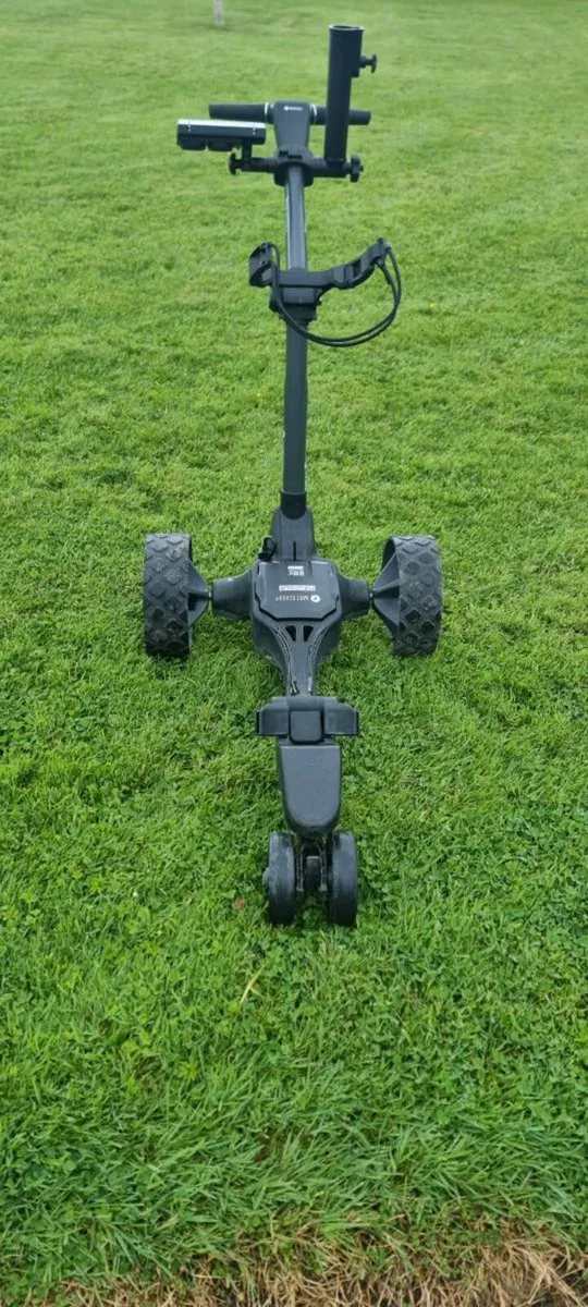 Motocaddy M7 remote control electric golf trolley - Image 2