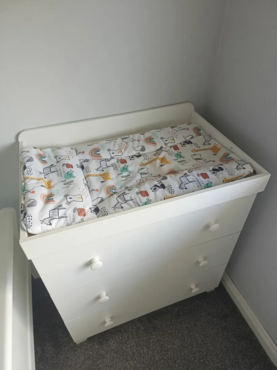 Chest of drawers - Image 1