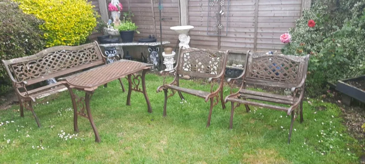 Garden table and chairs - Image 2