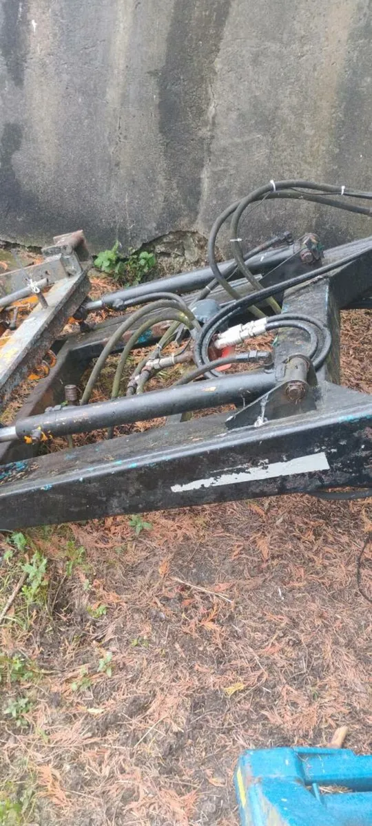 Tractor front loader - Image 1