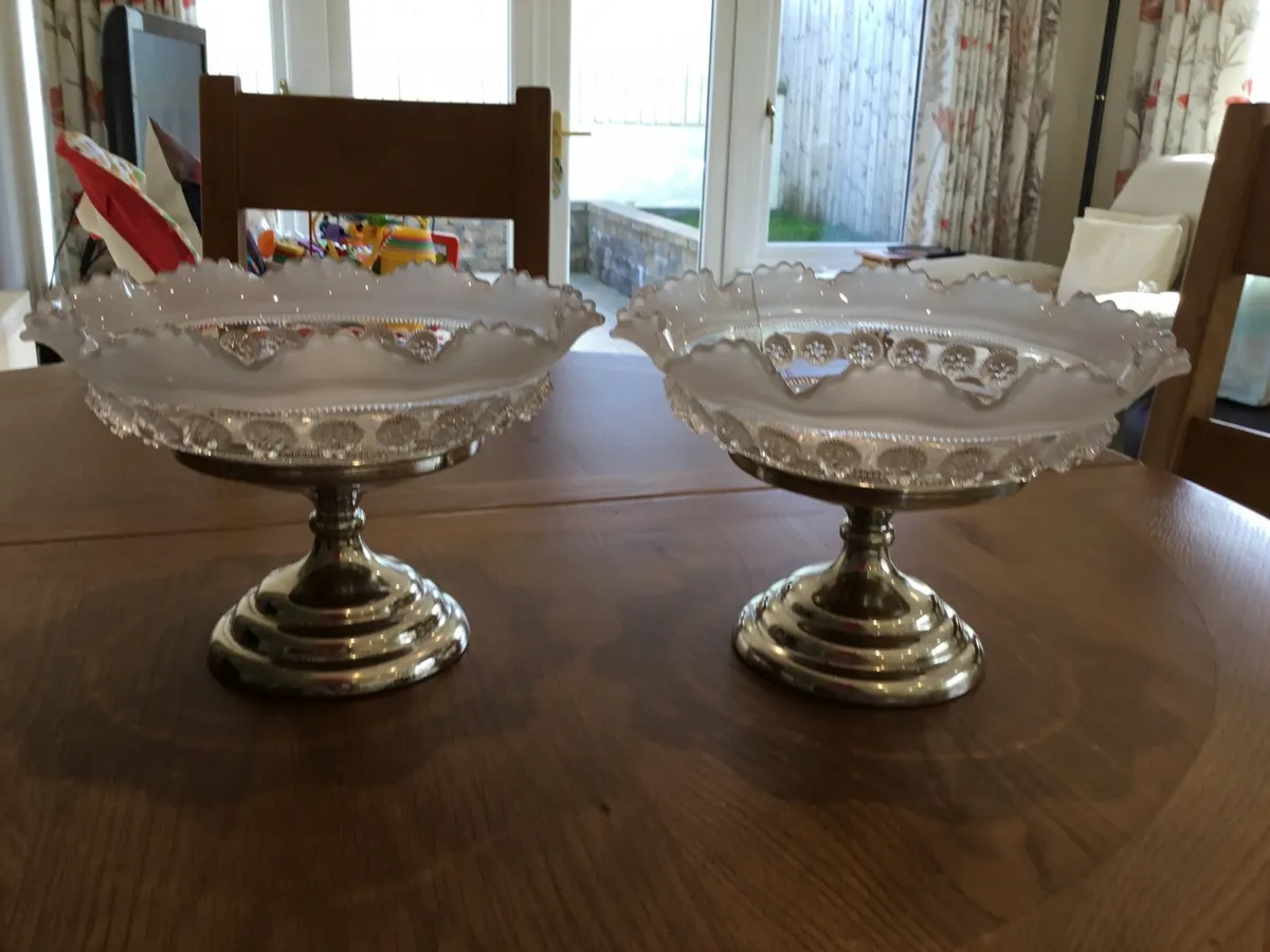 Pair of Bon Bon dishes - Image 1