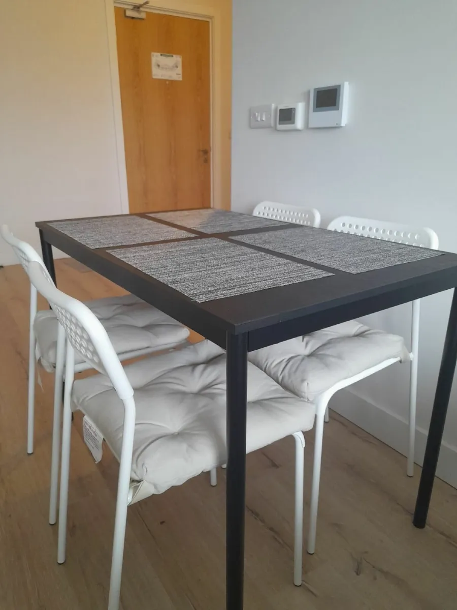 Table and 4 chairs - Image 1