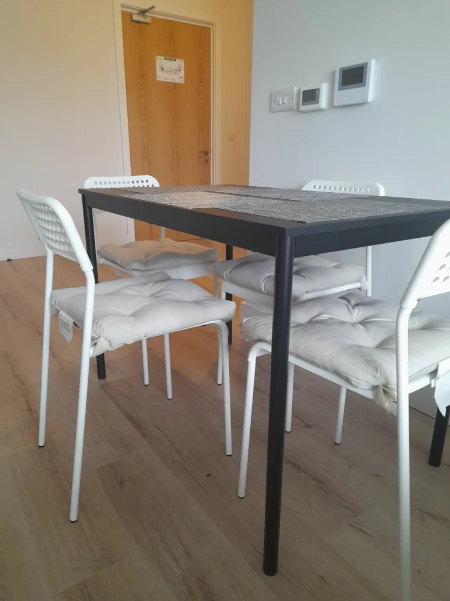 Table and 4 chairs - Image 2