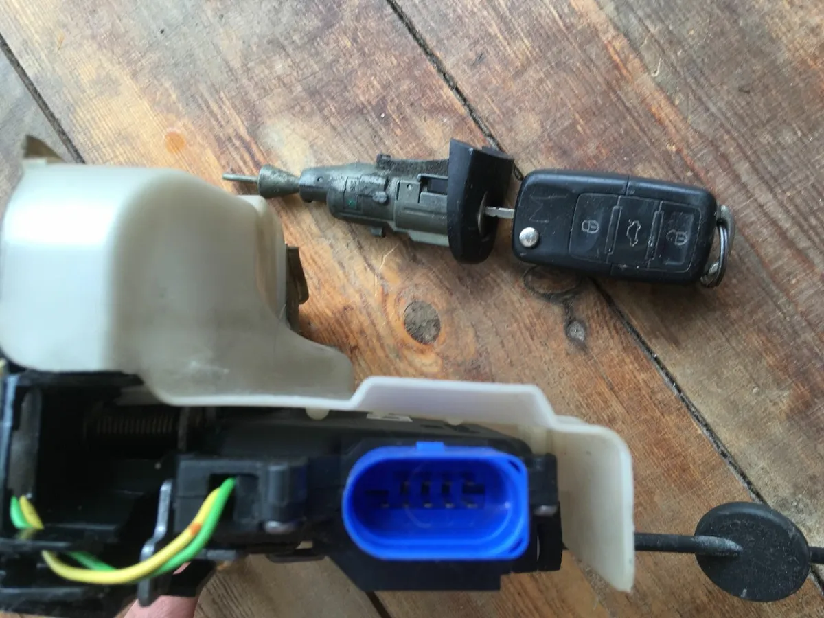 2003 VW Golf Driver's Door Lock and Key - Image 3