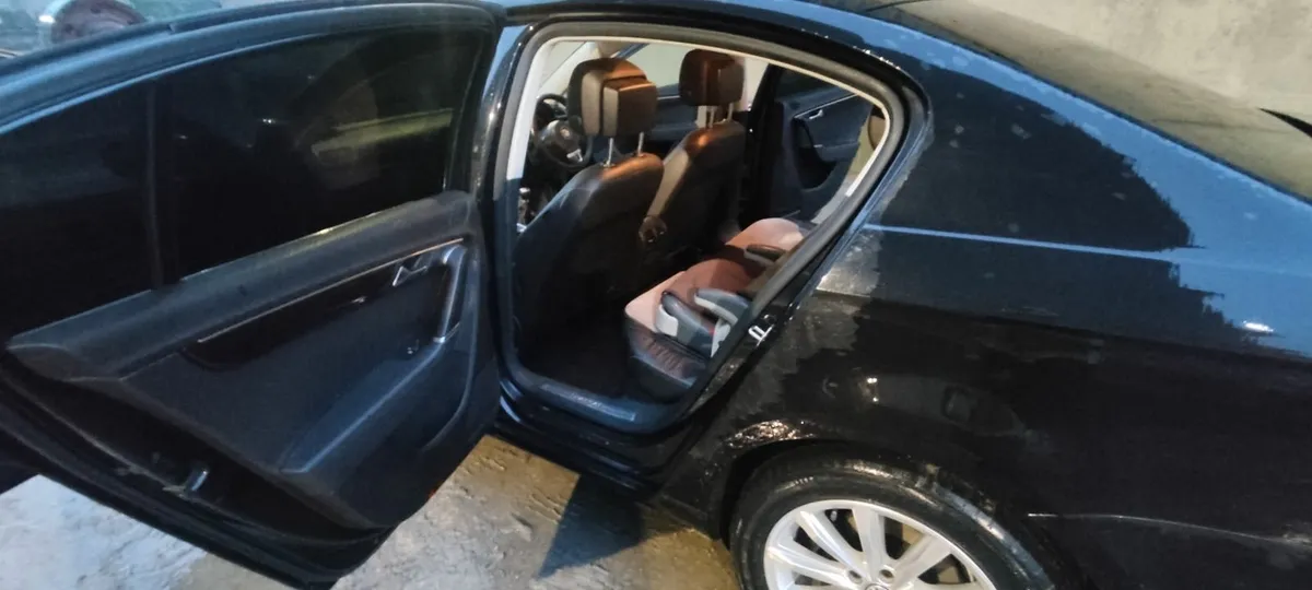 Volkswagen Passat 2011 - Image 2