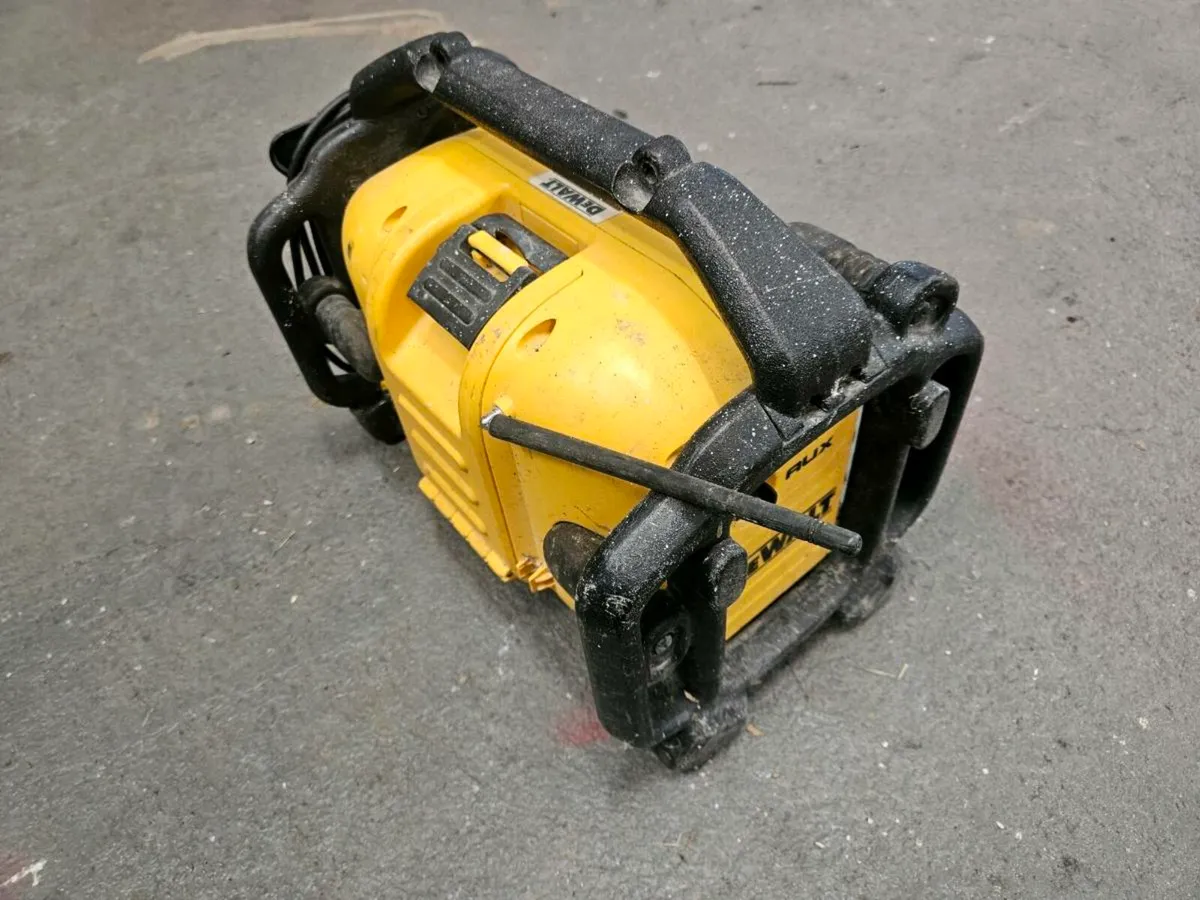 Dewalt radio for repair - Image 2