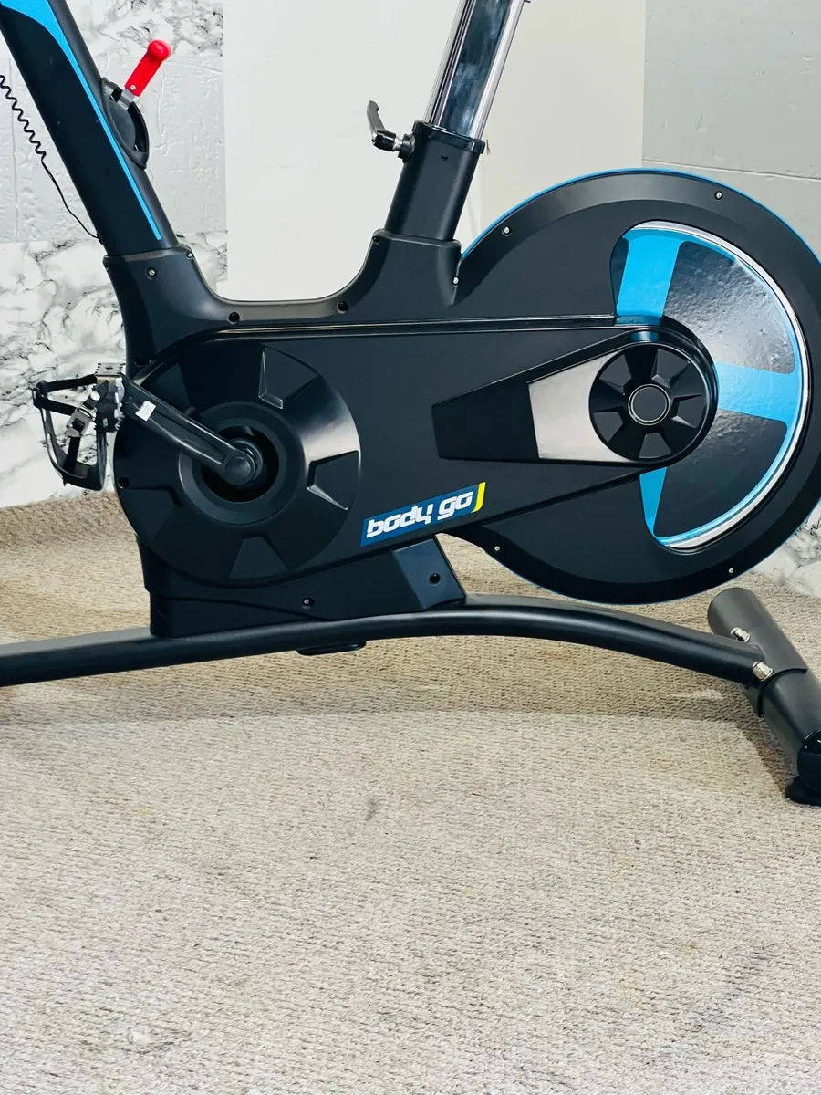 HAVEY DUTY EXERCISE BIKE 20 KG WHEEL NEW CONDITION - Image 4