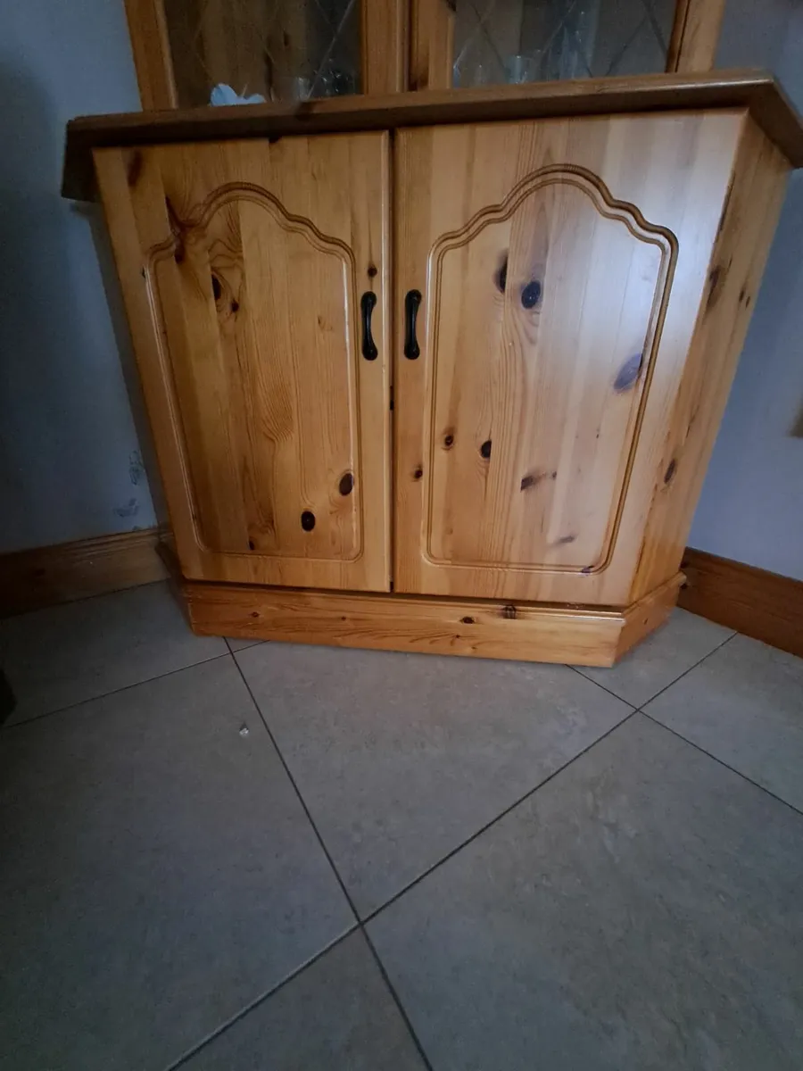 Table and chairs and glass top corner unit - Image 2
