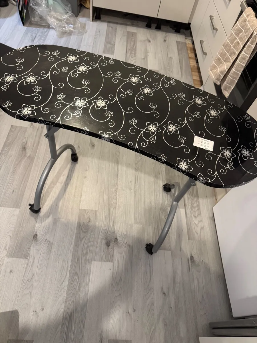 Folding nail table - Image 1