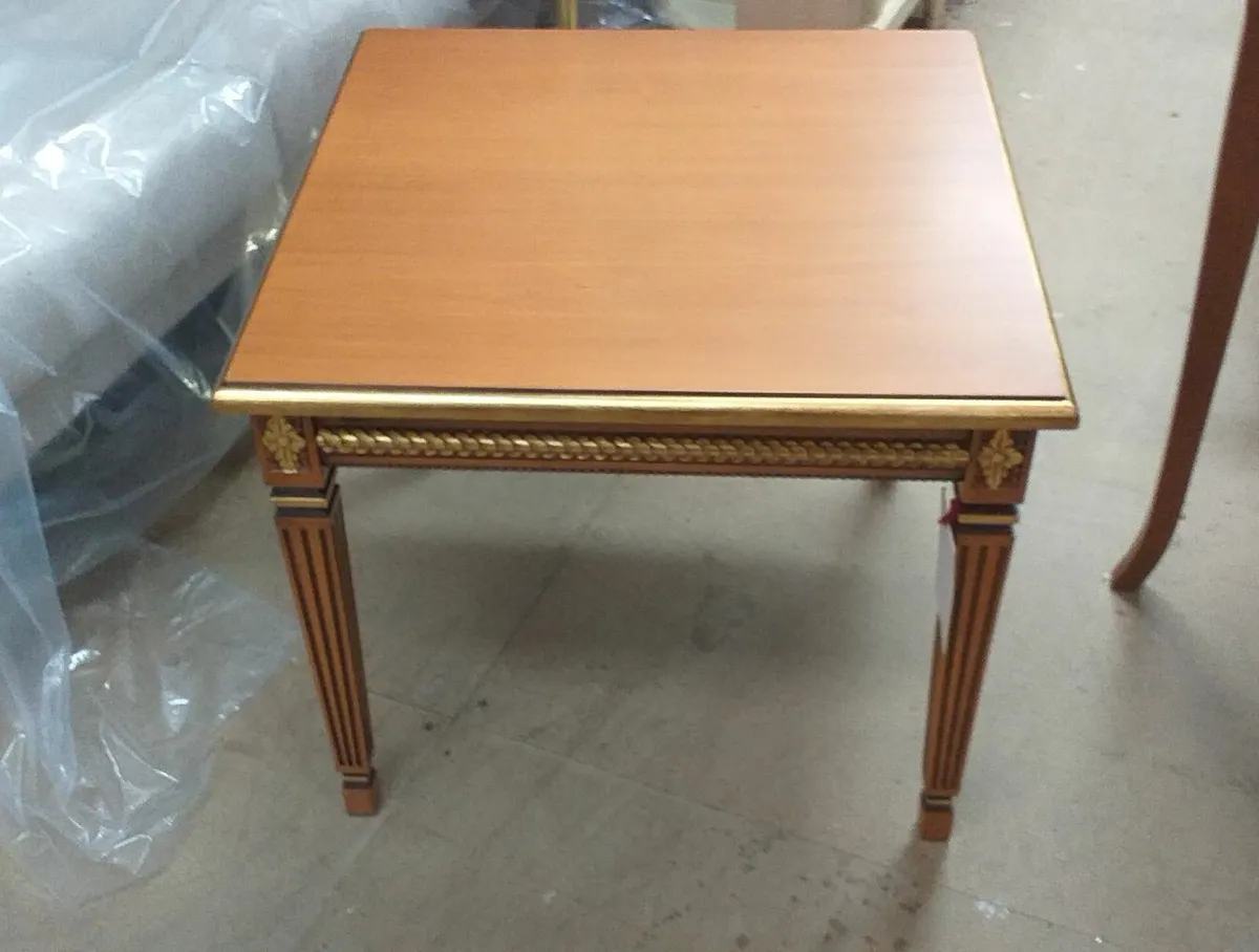 Square side table in cherry w/gold 60x60cm - Image 1