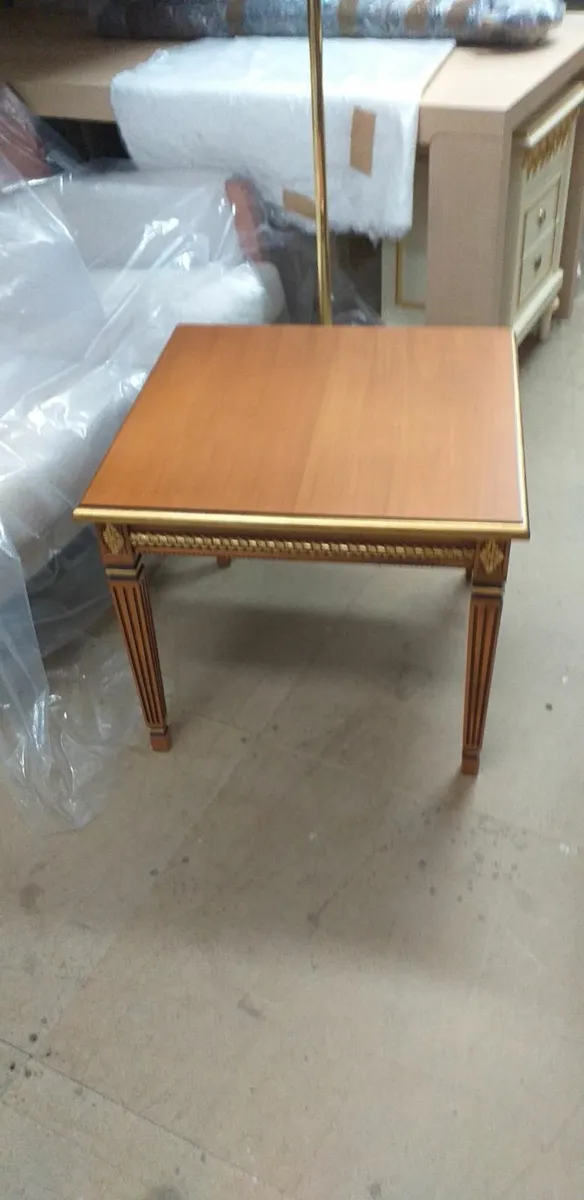 Square side table in cherry w/gold 60x60cm - Image 3