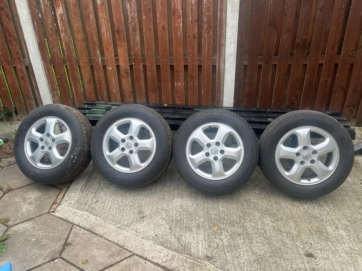 Vivaro alloys wheel - Image 2