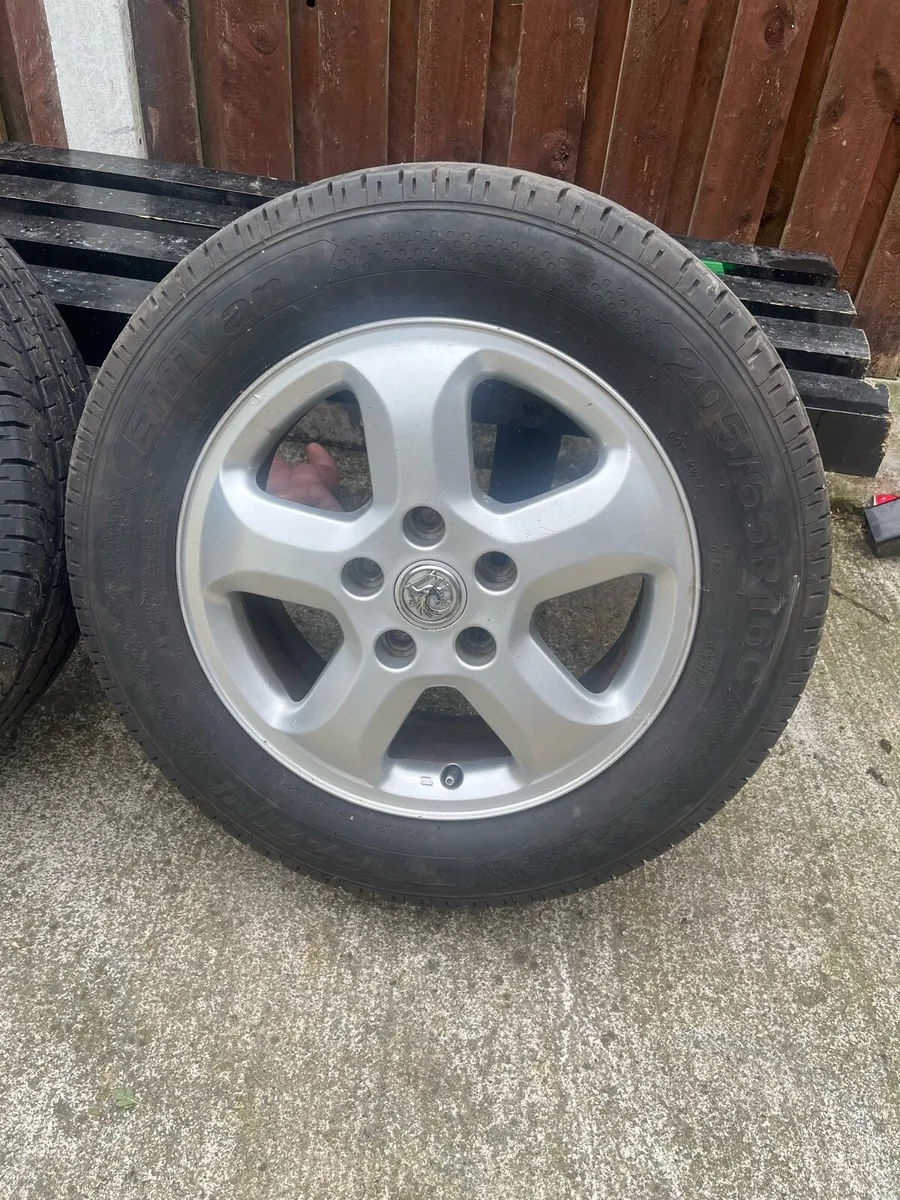 Vivaro alloys wheel - Image 3