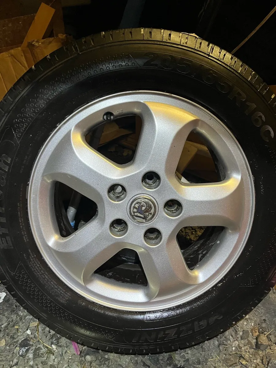 Vivaro alloys wheel - Image 1