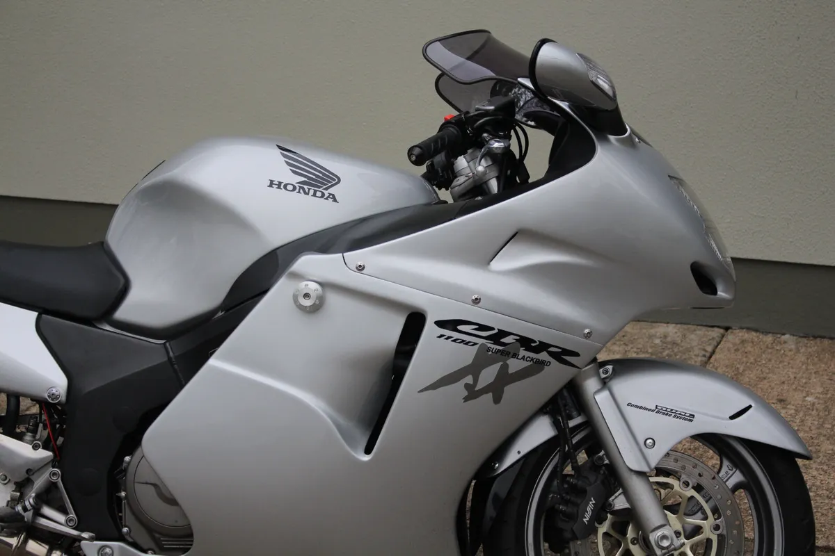Honda CBR1100 Blackbird - Image 2