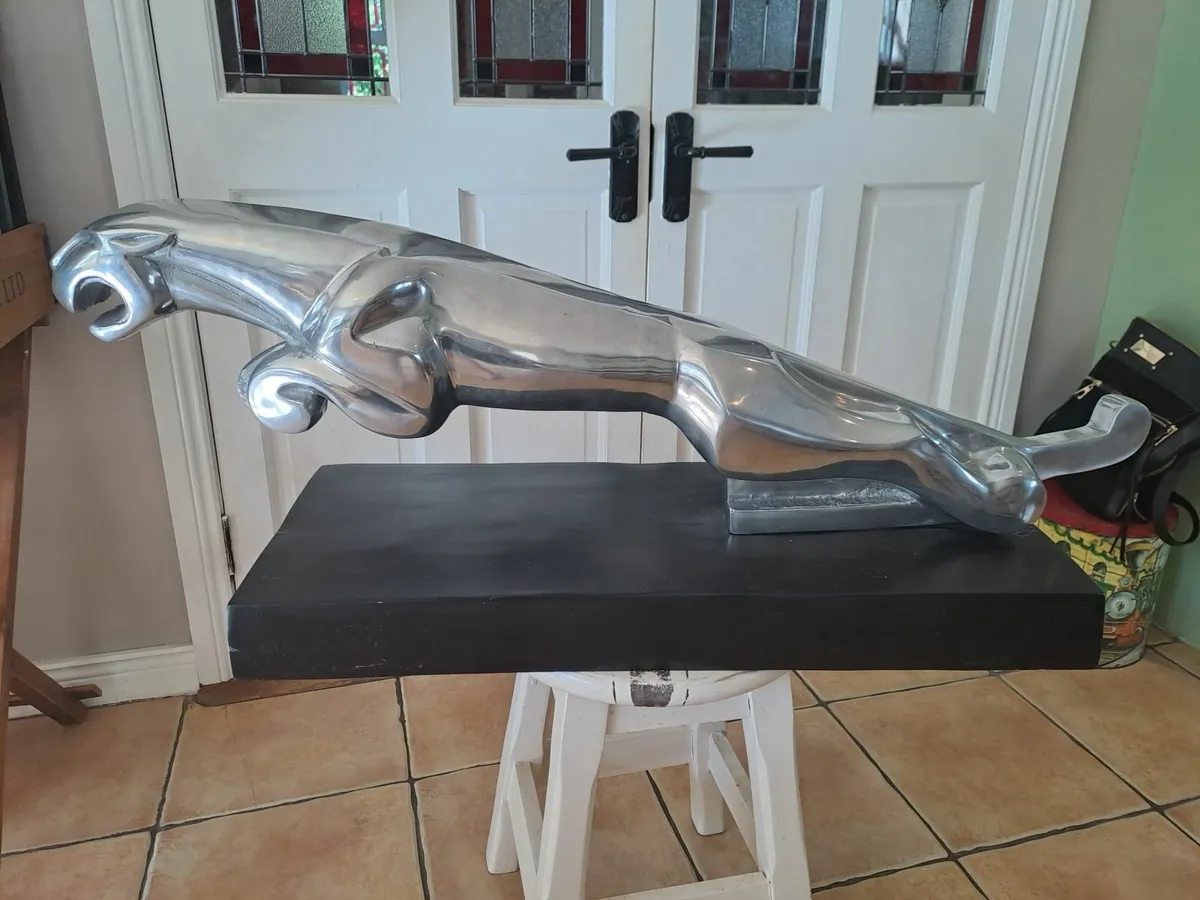 Large alloy leaping jaguar car emblem - Image 2