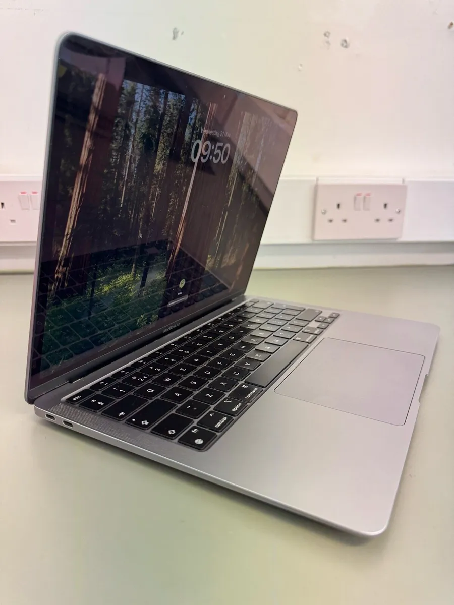 MacBook Air M1 - Image 1