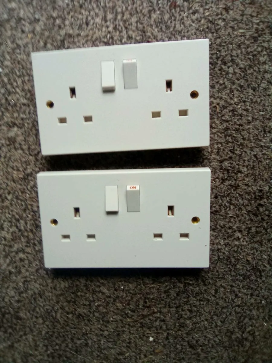 TIMBER FIRE SURROUND. AND  2 TWIN SWITCHED SOCKETS - Image 3