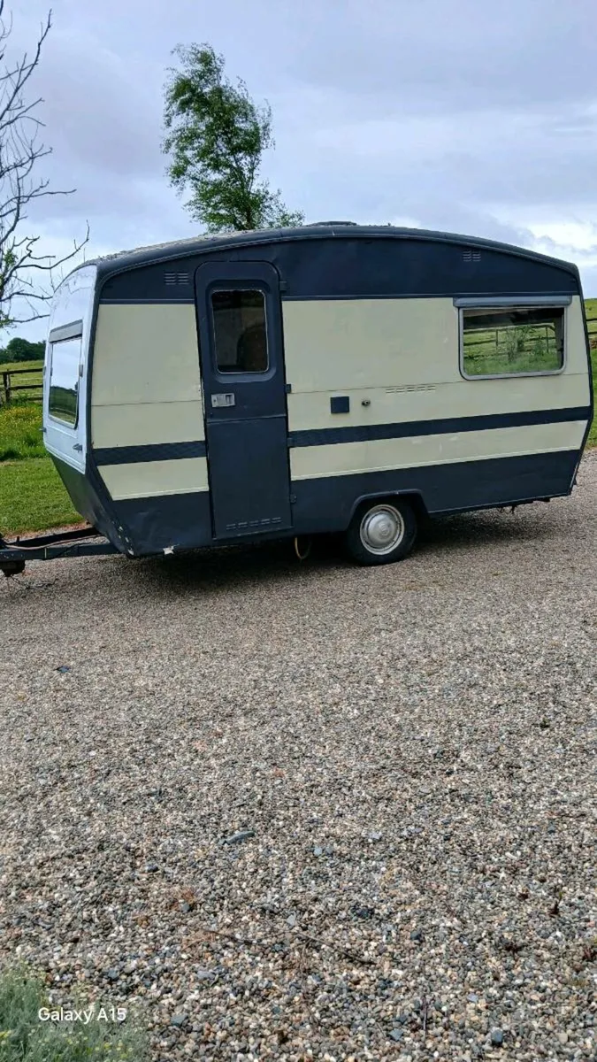 Vintage 3 berth caravan - Image 1