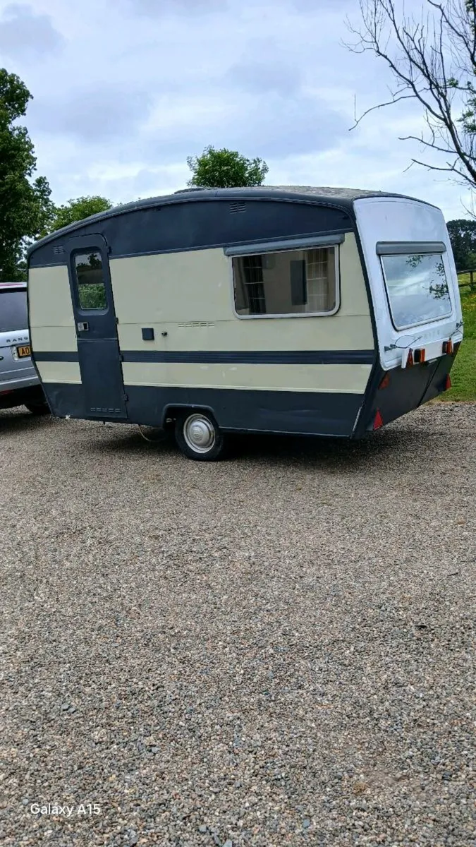 Vintage 3 berth caravan - Image 2