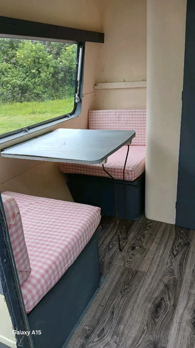 Vintage 3 berth caravan - Image 4