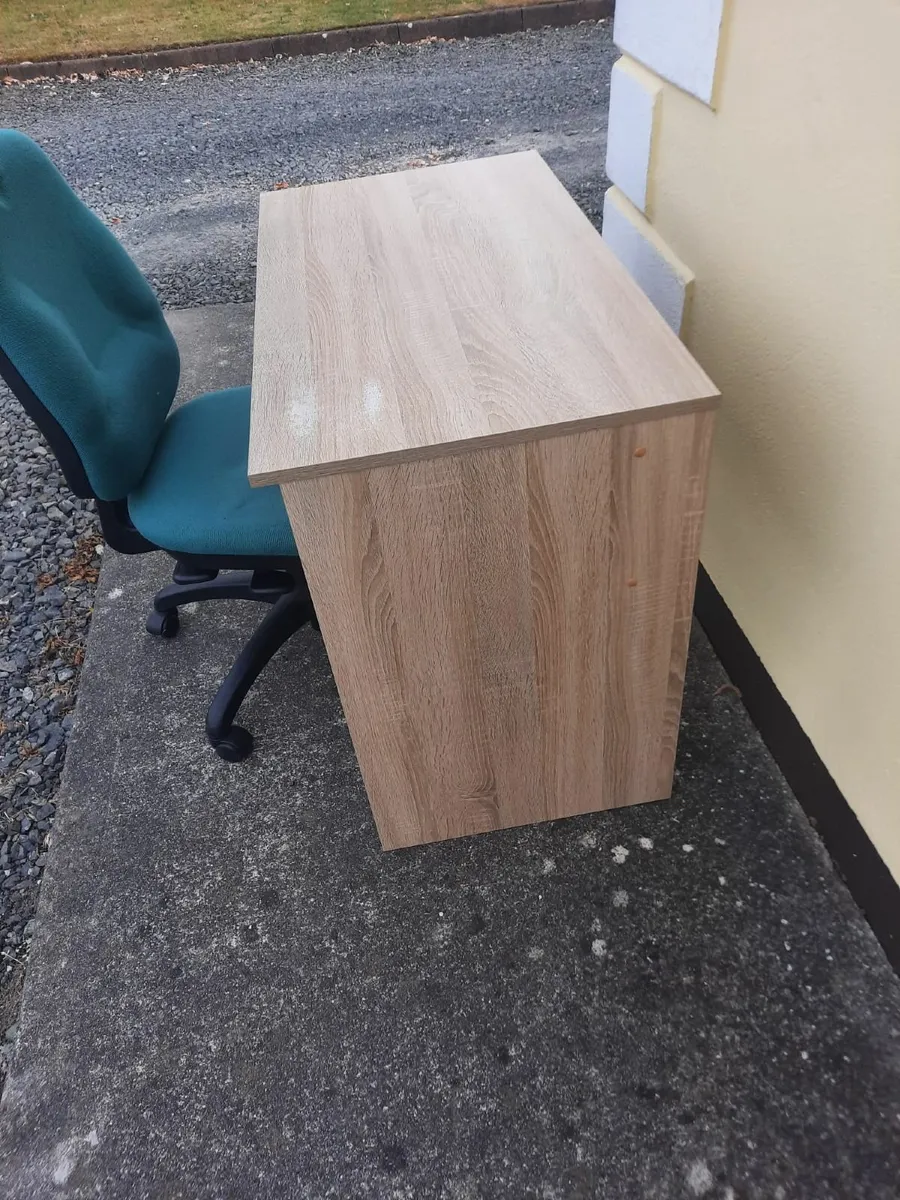 Office desk and chair - Image 2