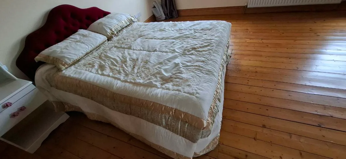 Double devan bed with velvet headboard - Image 1