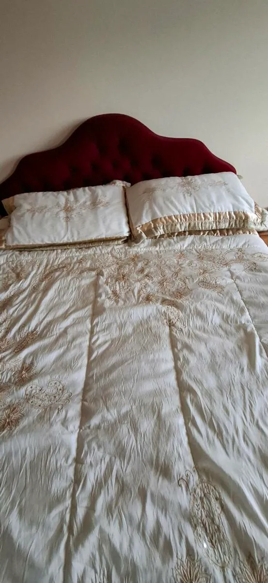 Double devan bed with velvet headboard - Image 2