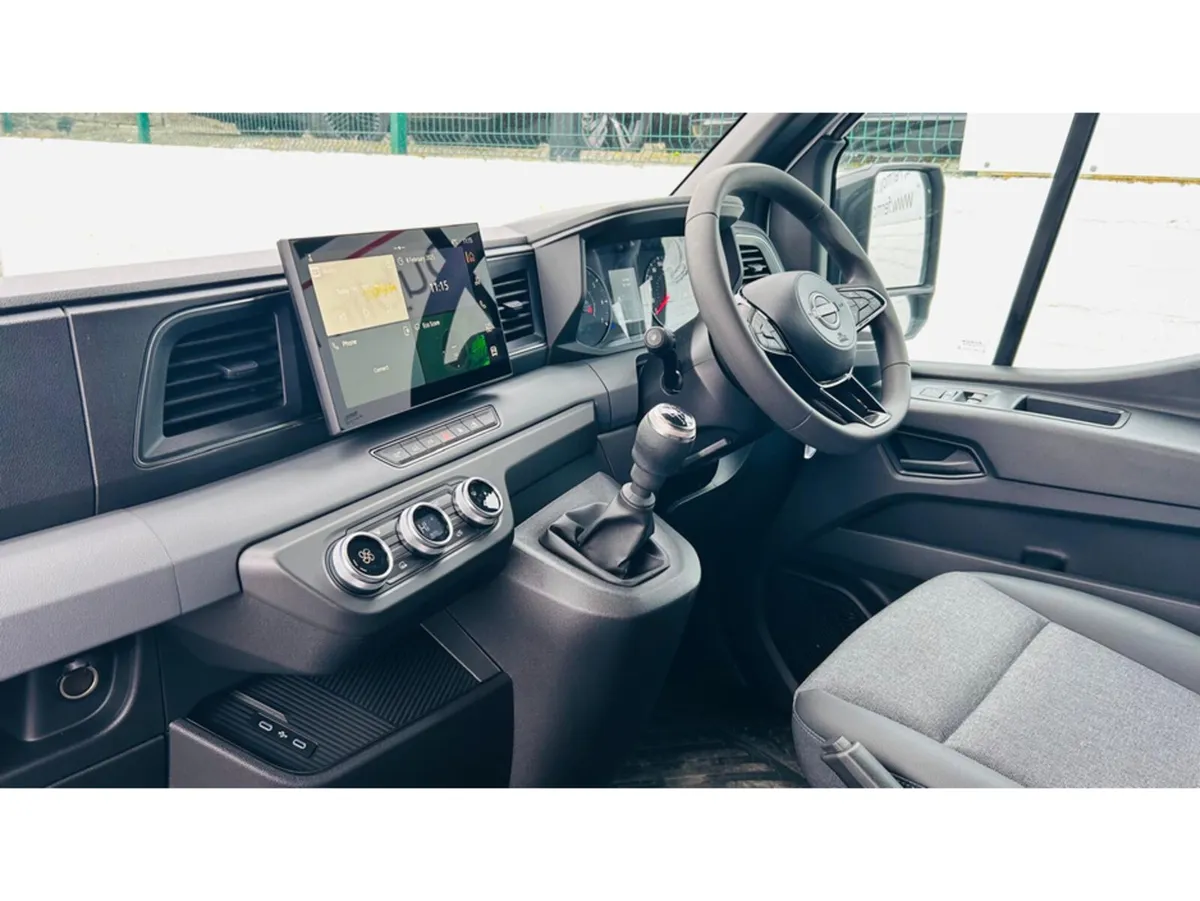 Nissan Interstar MY25 L2H2 130 bhp SV Premium - Image 3