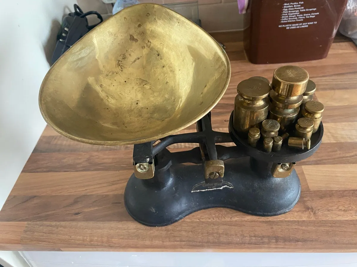 Vintage weighing scales - Image 1