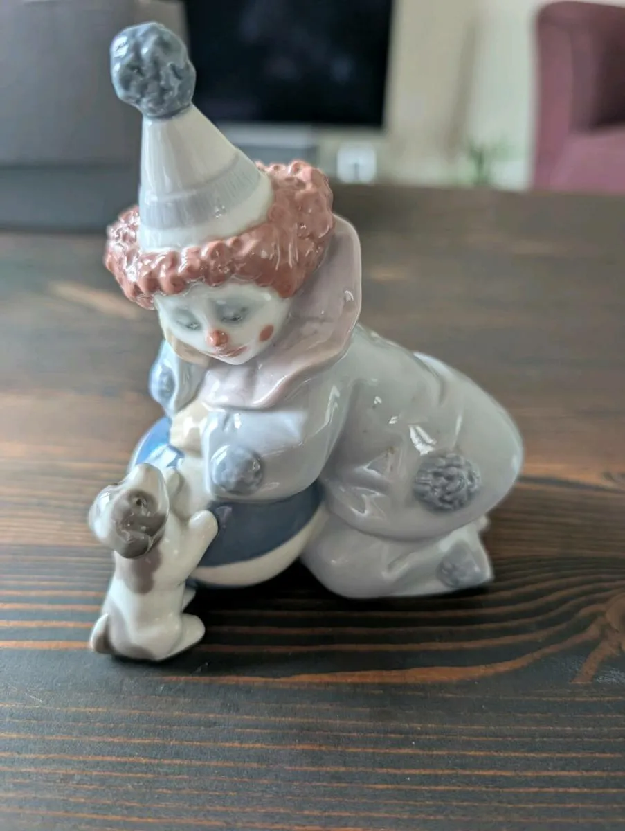 Lladro Pierre the Clown with puppy & ball - Image 1